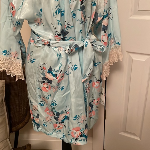 NWT—In Bloom floral robe - Picture 4 of 9